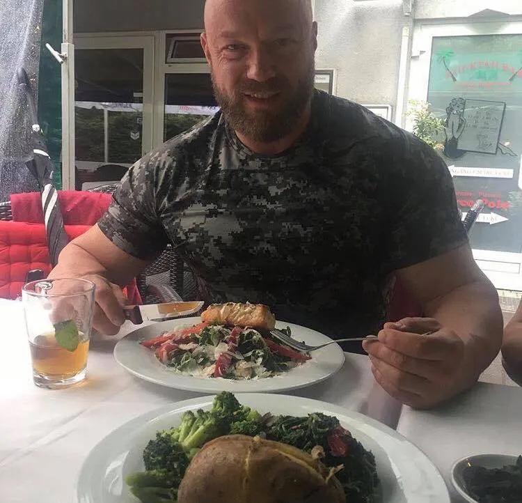 Abbildung zum Artikel: Abnehmen trotz Döner und Gummibärchen? Johannes Luckas weiß mehr!
