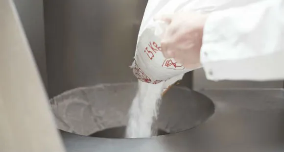 Beitragsbild zum Artikel: Aminosäuren-Spiking: DESHALB ist KREATIN in Deinem Protein BETRUG!