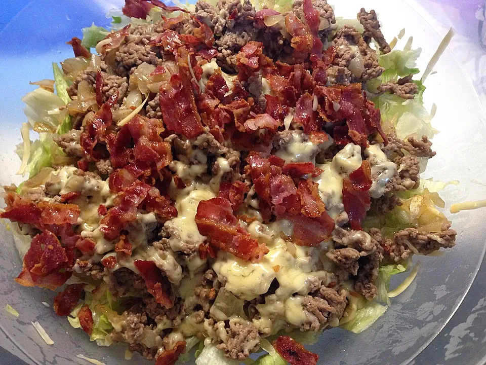 Beitragsbild zum Artikel: Ideal zum Grillen – „BigMac“ Salat Low Carb!