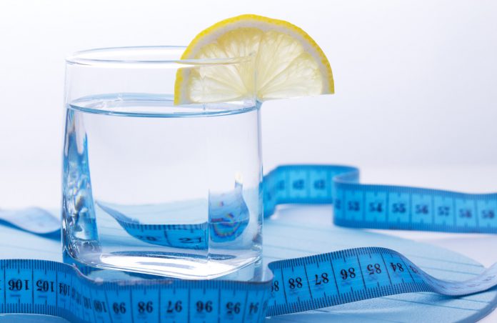Wasser reduziert die Kalorienzufuhr