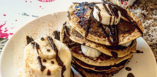 Gesund frühstücken: saftige Schoko-Bananen Pancakes