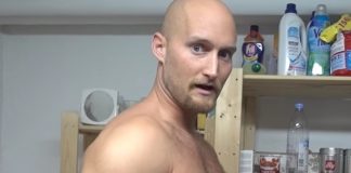 Karl Ess zeigt sein „Wohlstandsbäuchlein“