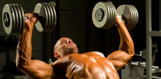 Kurzhanteln statt Langhantel: So trainierst Du Deine Brust für maximale Gainz